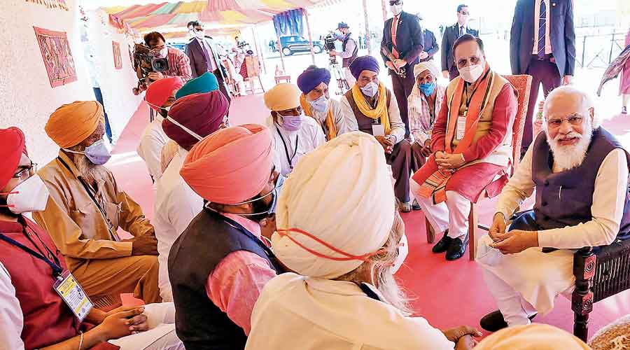 ಕಚ್ಛ್ ನಲ್ಲಿ ಪ್ರಧಾನಿ ಭೇಟಿಯಾಗಿದ್ದು ರೈತರ ನಿಯೋಗವಲ್ಲ ಬದಲು ಬಿಜೆಪಿ ಕಾರ್ಯಕರ್ತರ ನಿಯೋಗ!