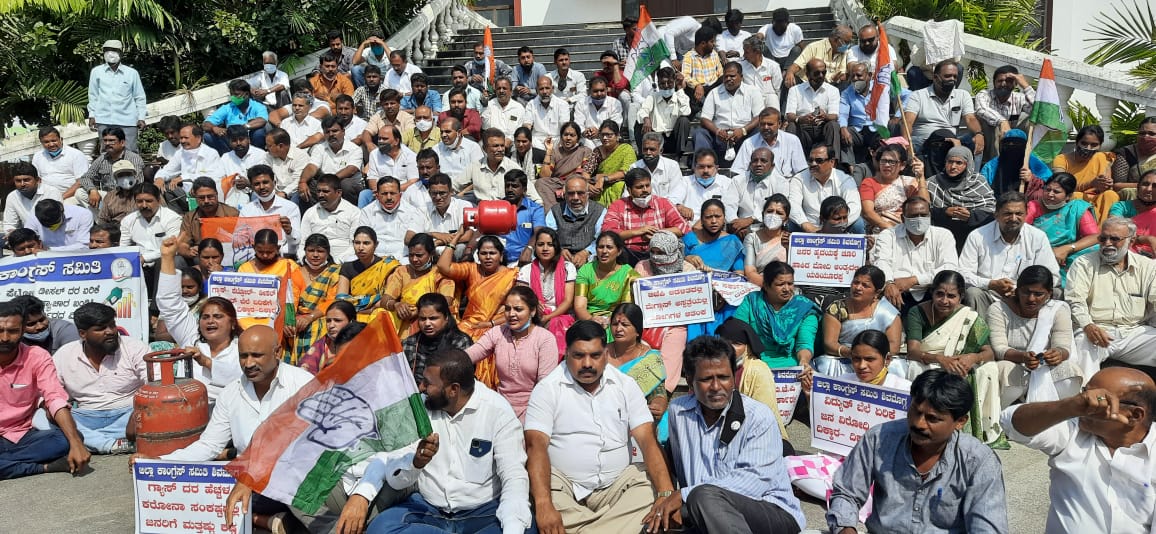 ಶಿವಮೊಗ್ಗ: ಅನಿಲ ದರ ಏರಿಕೆ ಖಂಡಿಸಿ ಗ್ಯಾಸ್ ಸಿಲಿಂಡರ್ ಹಿಡಿದು ಕಾಂಗ್ರೆಸ್ ಪ್ರತಿಭಟನೆ