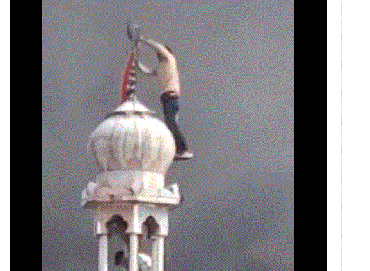 ದಿಲ್ಲಿಯಲ್ಲಿ ಹಿಂಸಾಚಾರ: ಮಸೀದಿಗೆ ಬೆಂಕಿ ಹಚ್ಚಿ ಹನುಮಾನ್ ಧ್ವಜ ಹಾರಿಸಿದ ದುಷ್ಕರ್ಮಿಗಳು