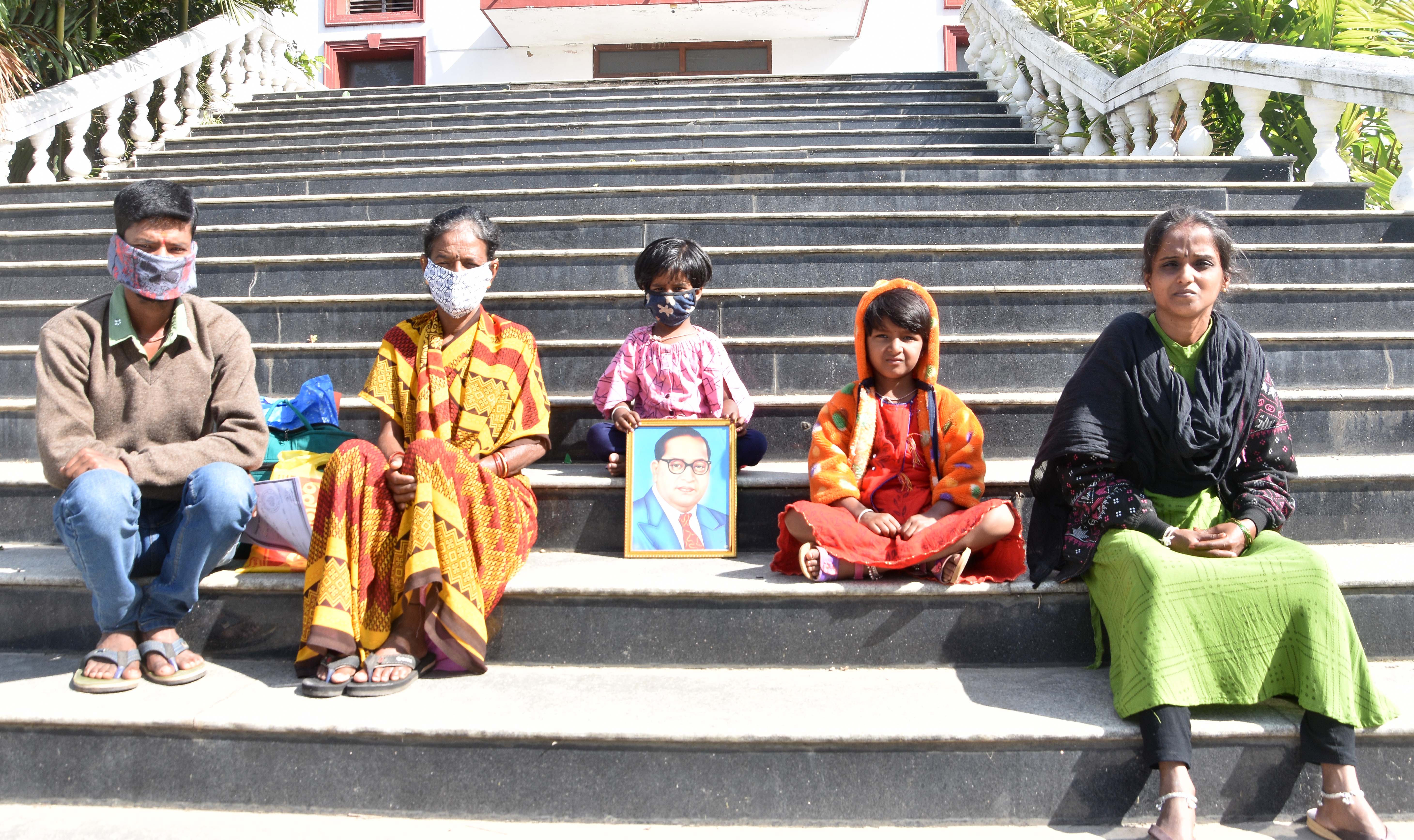 ಮನೆ ದಾರಿಗೆ ಅಡ್ಡಲಾಗಿ ಕಾಂಪೌಂಡ್: ಸಂತ್ರಸ್ತ ಕುಟಂಬದಿಂದ ಡಿಸಿ ಕಚೇರಿ ಎದುರು ಪ್ರತಿಭಟನೆ