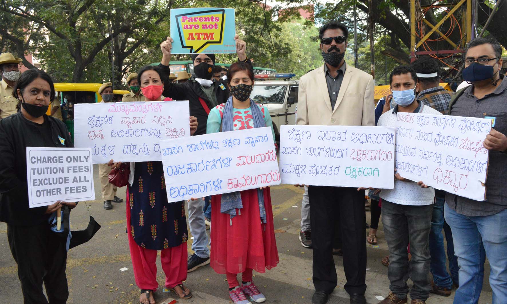 ಬೆಂಗಳೂರು: ಶಾಲಾ ಶುಲ್ಕ ಕಿರುಕುಳ ವಿರೋಧಿಸಿ ವಿದ್ಯಾರ್ಥಿಗಳ ಪೋಷಕರಿಂದ ಪ್ರತಿಭಟನೆ