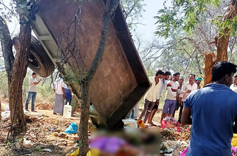 ಟ್ರ್ಯಾಕ್ಟರ್ ಮಗುಚಿ ಬಿದ್ದು ಐವರು ಮಹಿಳೆಯರು ಸ್ಥಳದಲ್ಲೇ ಮೃತ್ಯು: 15 ಮಂದಿಗೆ ಗಾಯ