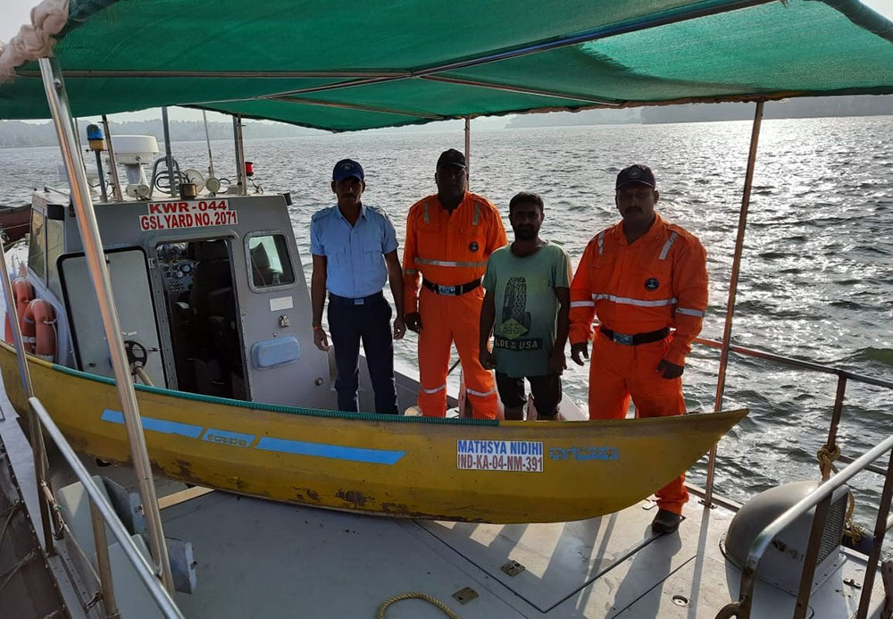 ಭಟ್ಕಳ ಸಮೀಪದ ಸಮುದ್ರದಲ್ಲಿ ದೋಣಿ ಪಲ್ಟಿ: ಮೀನುಗಾರನ ರಕ್ಷಣೆ