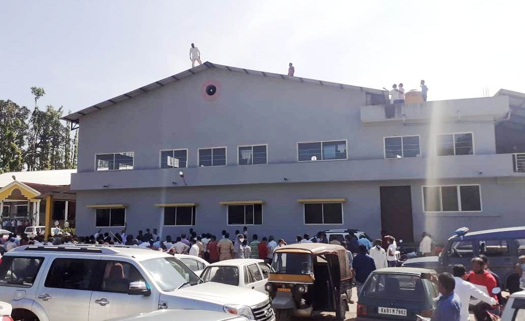 ಟಿಎಪಿಸಿಎಂಎಸ್‍ನ ವಾರ್ಷಿಕ ಮಹಾಸಭೆಯಲ್ಲಿ ಹೈಡ್ರಾಮ: ಕಟ್ಟಡ ಏರಿ ಆತ್ಮಹತ್ಯೆಗೆ ಯತ್ನಿಸಿದ ಮಾಜಿ ಅಧ್ಯಕ್ಷ