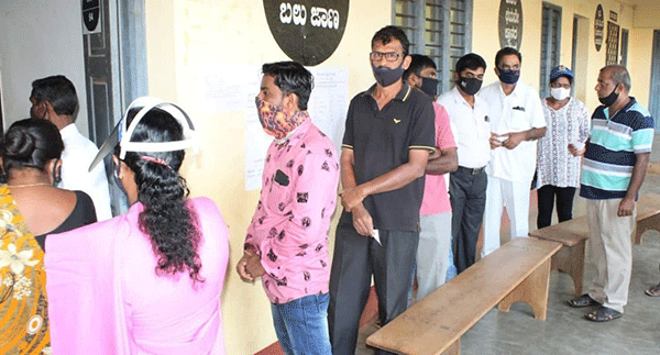 ಮೊದಲ ಹಂತದ ಗ್ರಾಪಂ ಚುನಾವಣೆ: ದ.ಕ. ಜಿಲ್ಲೆಯಲ್ಲಿ ಮತದಾನ ಬಿರುಸು