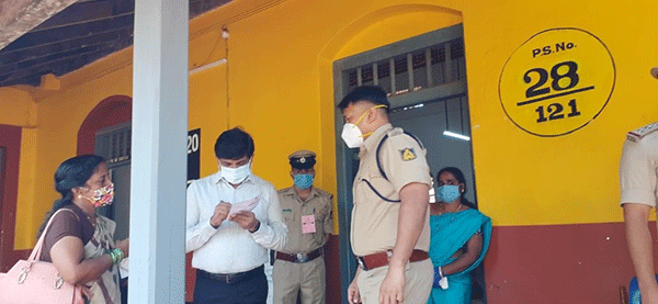 ಉಡುಪಿ: ಮತಗಟ್ಟೆಗಳಿಗೆ ಜಿಲ್ಲಾಧಿಕಾರಿ, ಎಸ್ಪಿ ಭೇಟಿ