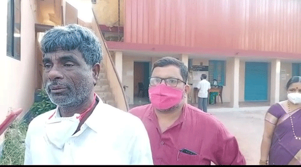 ಕೋಟತಟ್ಟು ಮತಗಟ್ಟೆಯಲ್ಲಿ ಸಚಿವ ಕೋಟ ಶ್ರೀನಿವಾಸ ಪೂಜಾರಿ ಮತದಾನ