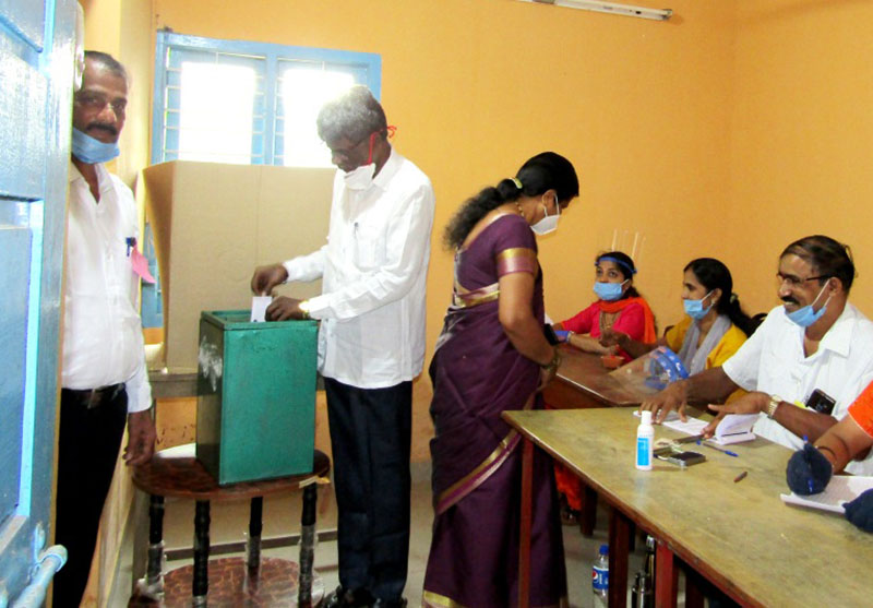 ಕೋಟತಟ್ಟು ಮತಗಟ್ಟೆಯಲ್ಲಿ ಸಚಿವ ಕೋಟ ಶ್ರೀನಿವಾಸ ಪೂಜಾರಿ ಮತದಾನ