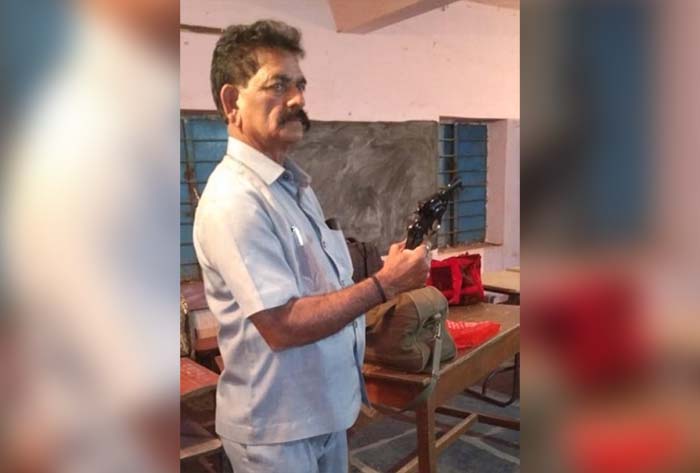 ಗ್ರಾ.ಪಂ. ಚುನಾವಣೆ: ಮತದಾನ ಕೇಂದ್ರಕ್ಕೆ ಪಿಸ್ತೂಲ್ ತಂದ ಮತಗಟ್ಟೆ ಅಧಿಕಾರಿ !