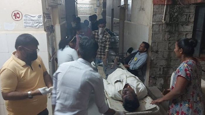 ಮತಪೆಟ್ಟಿಗೆ ಕೊಂಡೊಯ್ಯುತ್ತಿದ್ದ ಬಸ್ ಅಪಘಾತ: ಮತಗಟ್ಟೆ ಅಧಿಕಾರಿಗಳು, ಪೊಲೀಸರಿಗೆ ಗಾಯ