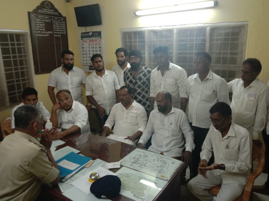 ಹಲ್ಲೆ‌ ಆರೋಪಿಗಳನ್ನು ಶೀಘ್ರ ಬಂಧಿಸುವಂತೆ‌ ಒತ್ತಾಯಿಸಿ ಪೊಲೀಸ್ ಠಾಣೆಗೆ ಮುತ್ತಿಗೆ