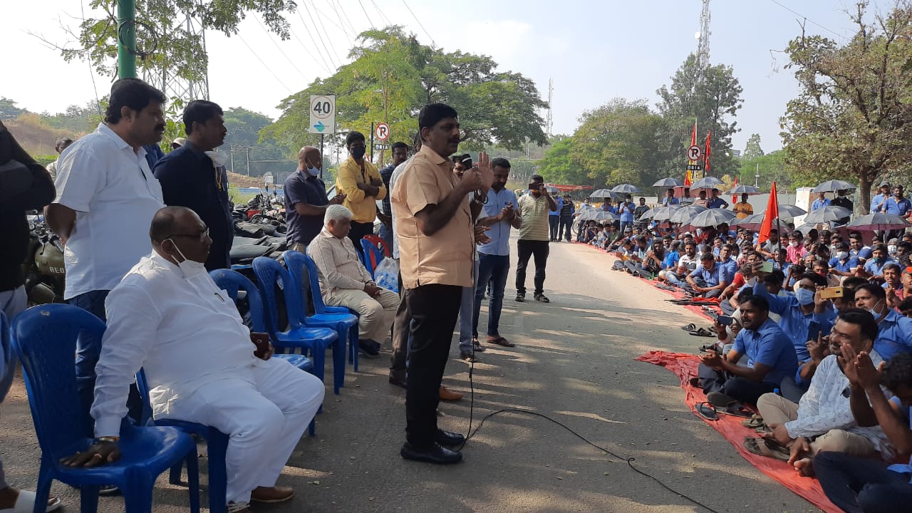 ಆಡಳಿತ ಮಂಡಳಿ ಹಠಮಾರಿ ಧೋರಣೆ ಕೈಬಿಟ್ಟು ಮಾತುಕತೆ ಮೂಲಕ ಬಿಕ್ಕಟ್ಟು ಬಗೆಹರಿಸಿಕೊಳ್ಳಲಿ: ಡಿ.ಕೆ.ಸುರೇಶ್