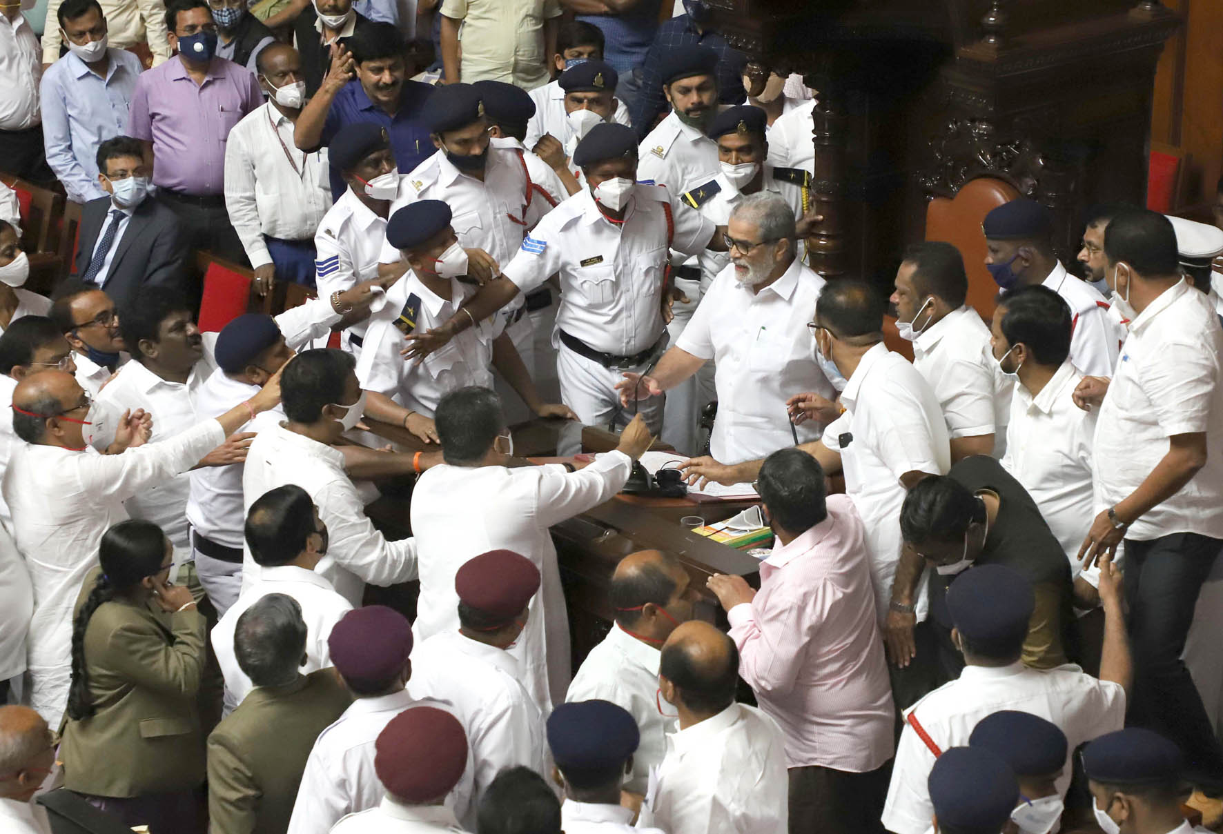 ಮೇಲ್ಮನೆಯಲ್ಲಿ ಗದ್ದಲ: ಸಭಾಪತಿ ನೋಟಿಸ್‍ಗೆ ಉತ್ತರಿಸಿದ ಪರಿಷತ್ ಕಾರ್ಯದರ್ಶಿ ಹೇಳಿದ್ದೇನು ?