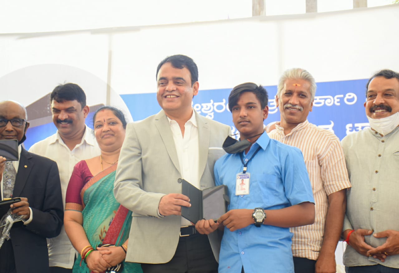 ಮಲ್ಲೇಶ್ವರದ ಸರಕಾರಿ ಪ್ರೌಢಶಾಲೆ ವಿದ್ಯಾರ್ಥಿಗಳಿಗೆ ಉಚಿತ ಟ್ಯಾಬ್‌ ವಿತರಣೆ