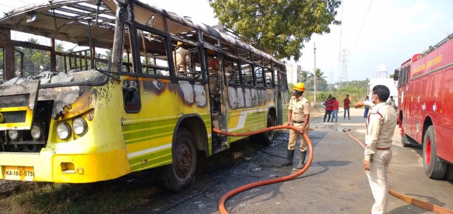 ಮನೆಯ ಮುಂದೆ ನಿಲ್ಲಿಸಿದ್ದ ಖಾಸಗಿ ಬಸ್‌ ಗೆ ಬೆಂಕಿ
