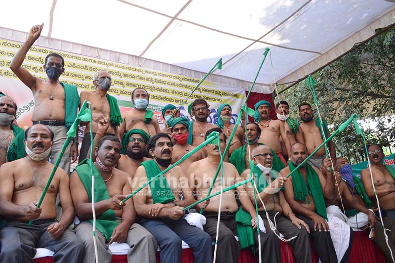 ದಿಲ್ಲಿ ರೈತರ ಹೋರಾಟ ಬೆಂಬಲಿಸಿ ಬೆಂಗಳೂರಿನಲ್ಲಿ ಅರೆಬೆತ್ತಲೆ ಧರಣಿ: ಸರಕಾರಕ್ಕೆ ಧಿಕ್ಕಾರ ಕೂಗಿದ ರೈತರು