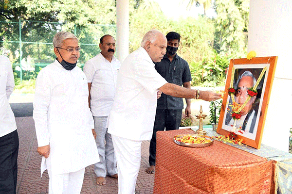 ಅಟಲ್ ಜನ್ಮದಿನ: ಯಡಿಯೂರಪ್ಪರಿಂದ ವಾಜಪೇಯಿ ಭಾವಚಿತ್ರಕ್ಕೆ ಪುಷ್ಪನಮನ
