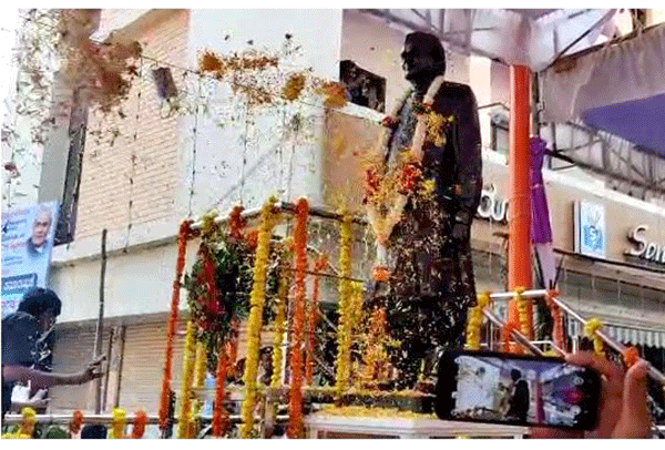 ವಿಜಯಪುರ: ಮಾಜಿ ಪ್ರಧಾನಿ ವಾಜಪೇಯಿಯ ಮೂರ್ತಿ ಅನಾವರಣ