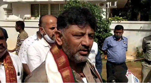 ರಾತ್ರಿ ಕರ್ಫ್ಯೂ ನಿರ್ಧಾರ ಸುಧಾಕರ್ ರದ್ದು, ಅವರಿಗೇನಾದರೂ ಪರಿಜ್ಞಾನ ಇದೆಯೇ?: ಡಿಕೆಶಿ ತರಾಟೆ