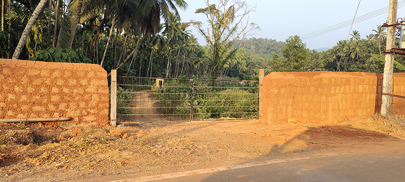 ಖಾಸಗಿ ವ್ಯಕ್ತಿಯಿಂದ ಗೇಟು ನಿರ್ಮಿಸಿ ದಿಗ್ಬಂಧನ ಆರೋಪ : ದಸಂಸ ಆಕ್ರೋಶ