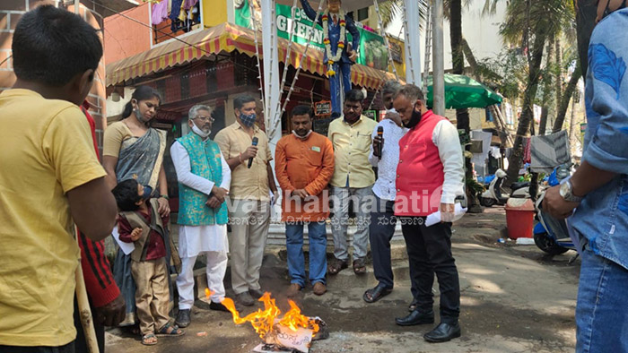 ಬೆಂಗಳೂರು: ಅಂಬೇಡ್ಕರ್ ಪುತ್ಥಳಿ ಬಳಿ ಮನುಸ್ಮೃತಿ ದಹಿಸಿದ ಬಹುಜನ ಮಹಾಸಭಾ