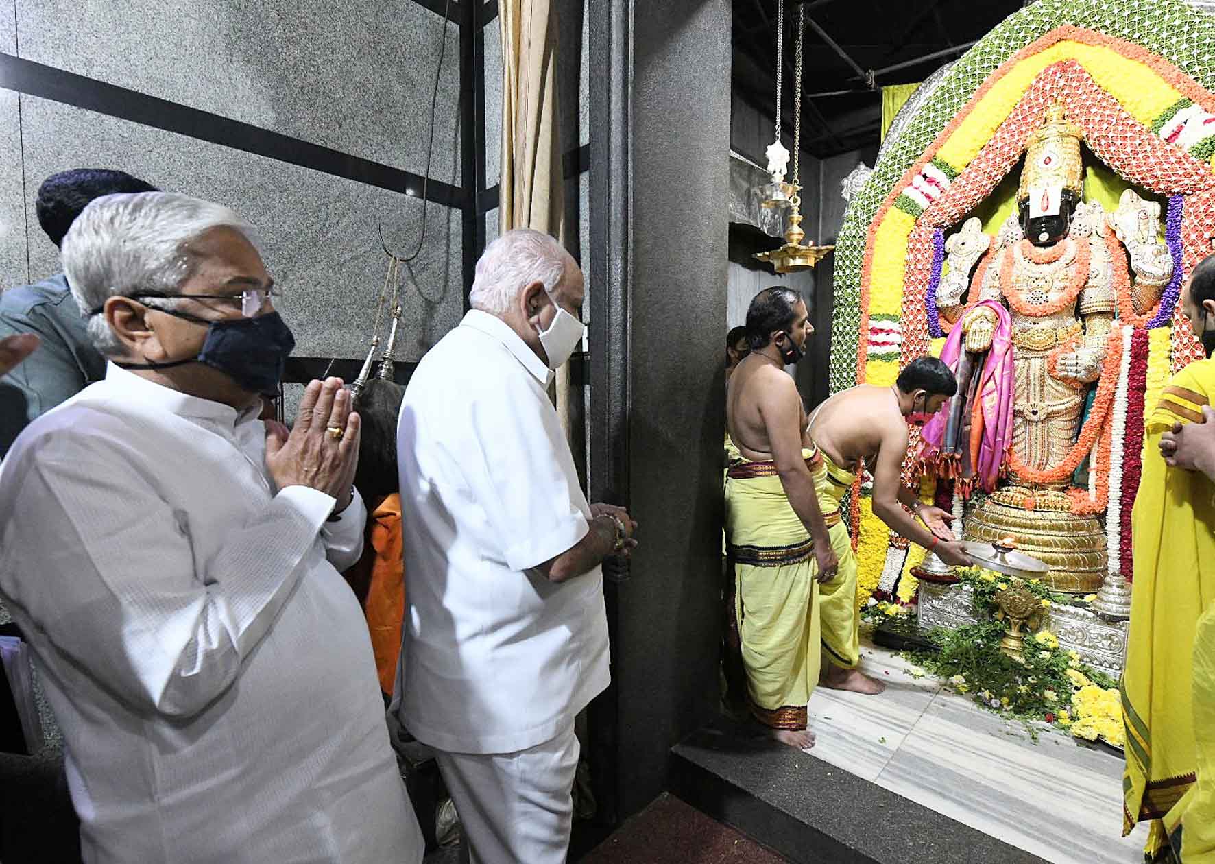 ವೈಕುಂಠ ಏಕಾದಶಿ: ಮುಖ್ಯಮಂತ್ರಿ, ಪ್ರತಿಪಕ್ಷ ನಾಯಕರಿಂದ ವಿಶೇಷ ಪೂಜೆ