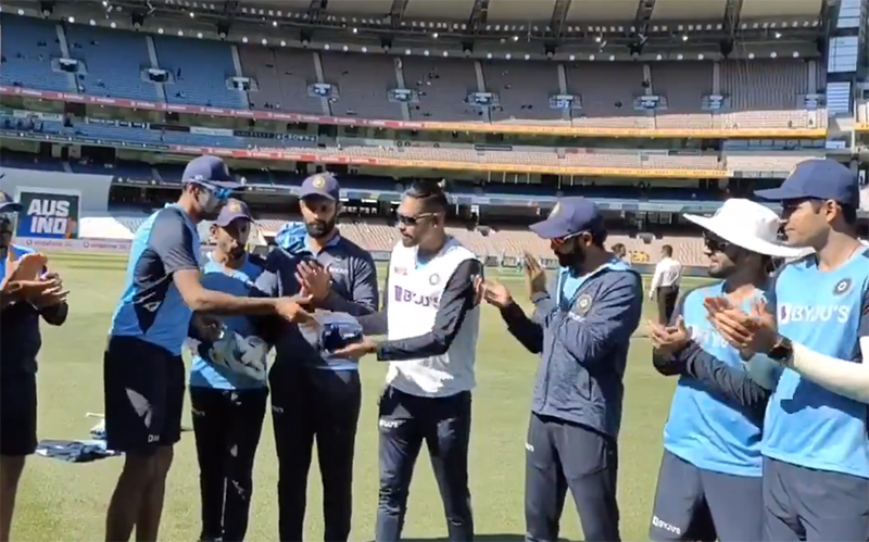 “ನೀವಿದಕ್ಕೆ ಅರ್ಹರಿದ್ದೀರಿ”: ಮುಹಮ್ಮದ್ ಸಿರಾಜ್ ಗೆ ಟೆಸ್ಟ್ ಕ್ಯಾಪ್ ಕೊಟ್ಟು ಪ್ರತಿಕ್ರಿಯಿಸಿದ ಅಶ್ವಿನ್