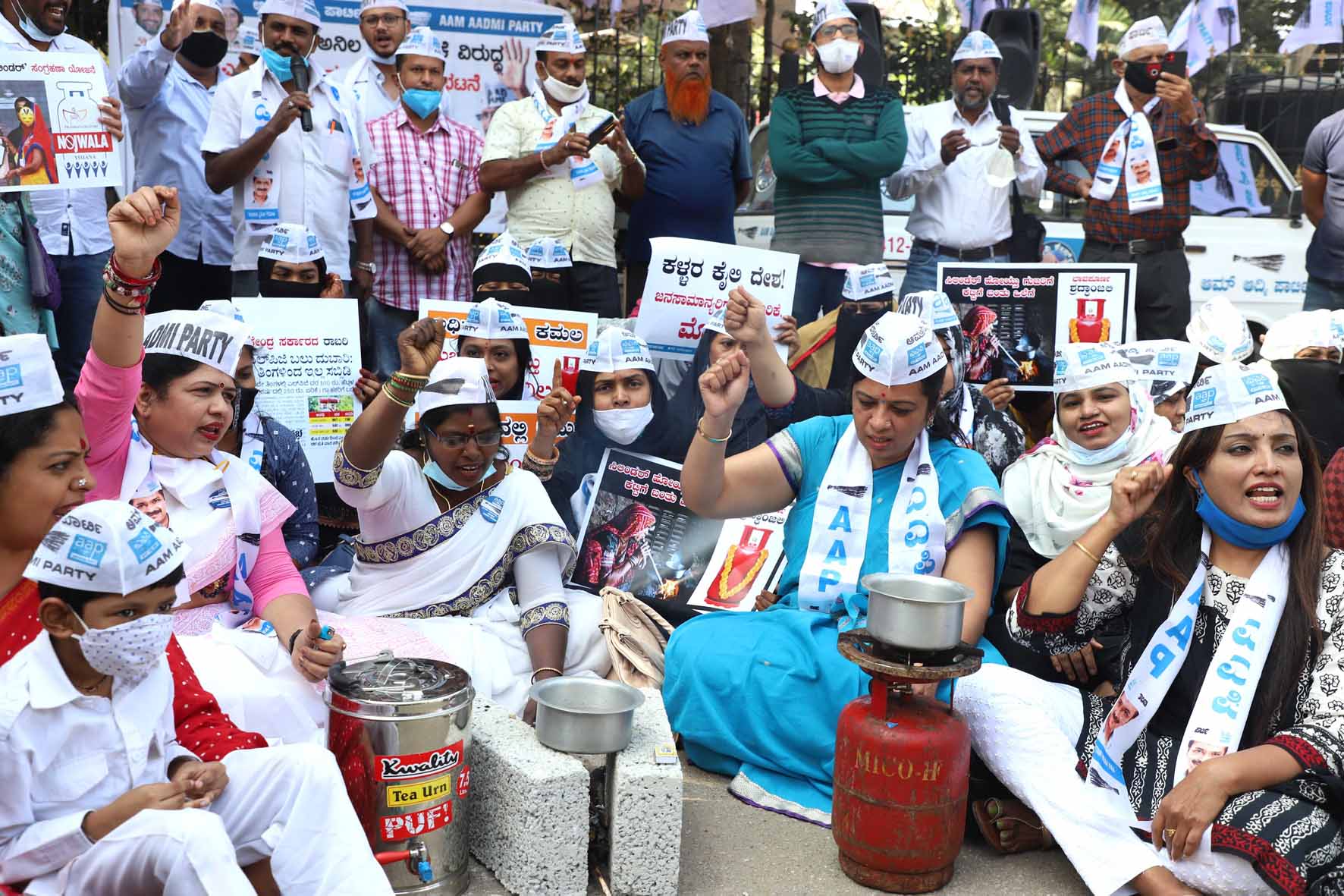 ಬೆಂಗಳೂರು: ಎಲ್‍ಪಿಜಿ ದರ ಏರಿಕೆ ಖಂಡಿಸಿ ಪ್ರತಿಭಟನೆ