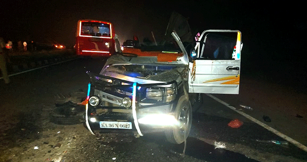 ಮೊಳಕಾಲ್ಮೂರು: ಭೀಕರ ರಸ್ತೆ ಅಪಘಾತಕ್ಕೆ ಐವರು ಬಲಿ, ಏಳು ಮಂದಿ ಗಂಭೀರ