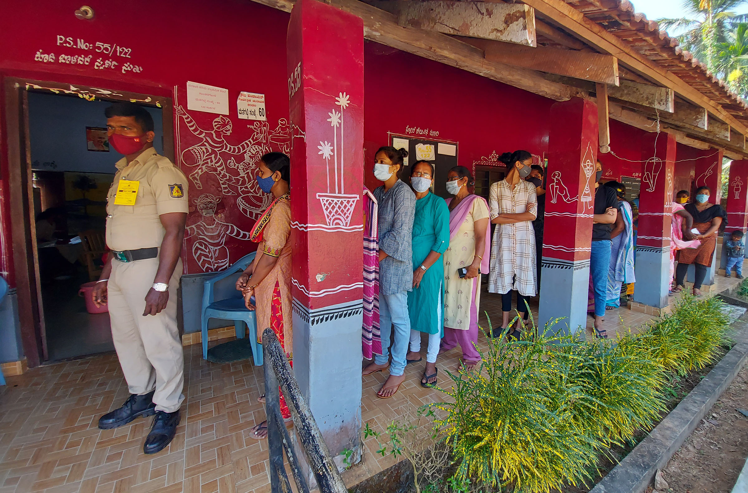 ಎರಡನೆ ಹಂತದ ಶಾಂತಿಯುತ ಚುನಾವಣೆ :ಉಡುಪಿ ಜಿಲ್ಲೆಯ 3 ತಾಲೂಕುಗಳಲ್ಲಿ ಶೇ.75.42 ಮತದಾನ