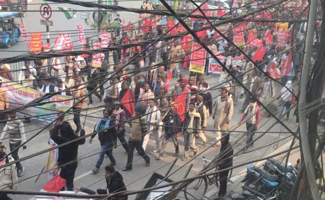 ಕೃಷಿ ಕಾನೂನು ರದ್ದತಿಗೆ ಆಗ್ರಹಿಸಿ ರಾಜಭವನದತ್ತ ಸಾವಿರಾರು ರೈತರಿಂದ ಮೆರವಣಿಗೆ