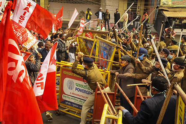 ಕೃಷಿ ಕಾನೂನು ವಿರೋಧಿ ಪ್ರತಿಭಟನಾಕಾರರಿಗೆ ಲಾಠಿ ಏಟು: ಗಾಯಾಳುಗಳು ಆಸ್ಪತ್ರೆಗೆ ದಾಖಲು