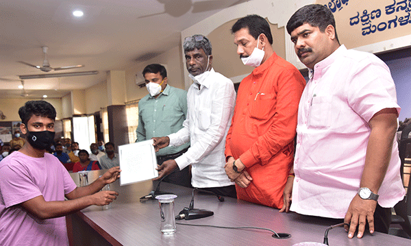 ಬೋಟ್ ದುರಂತ: ಸಂತ್ರಸ್ತ ಕುಟುಂಬಗಳಿಗೆ ತಲಾ 6 ಲಕ್ಷ ರೂ. ಪರಿಹಾರ ಮೊತ್ತದ ಮಂಜೂರಾತಿ ಪತ್ರ ವಿತರಣೆ