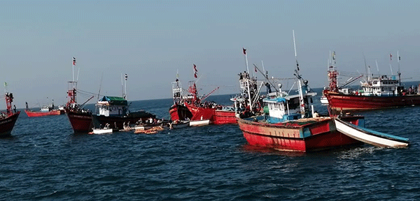 ದುರಂತಕ್ಕೀಡಾದ ಬೋಟ್ ಮೇಲೆತ್ತಲು ಬಾರ್ಜ್ ಬಳಕೆ: ಸಚಿವ ಕೋಟ ಸೂಚನೆ