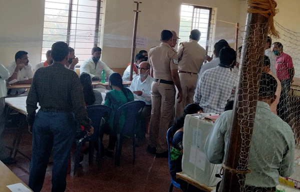 ಸುಳ್ಯ: ಮತ ಎಣಿಕೆ ಕೊಠಡಿಯಲ್ಲಿ ಕಟ್ಟಿದ ನೆಟ್ ಗೆ ಅಭ್ಯರ್ಥಿ, ಏಜೆಂಟ್ ರಿಂದ ಆಕ್ಷೇಪ