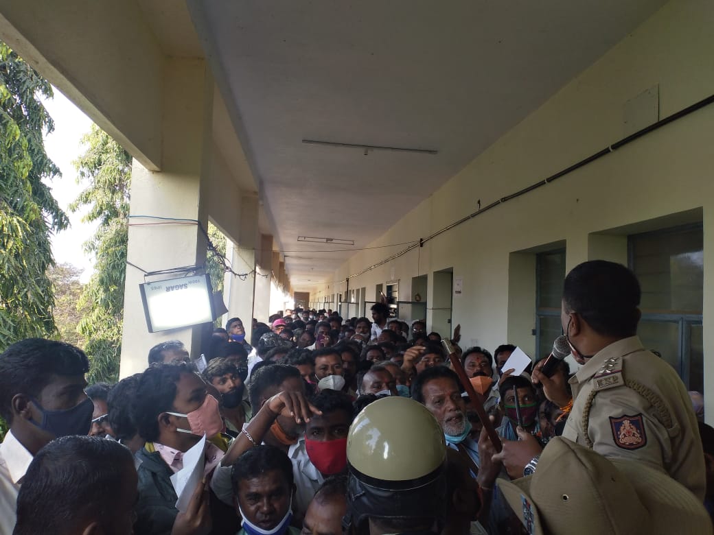 ಮತ ಎಣಿಕೆ ಕೇಂದ್ರದ ಬಳಿ ಪೊಲೀಸರ ವಿರುದ್ಧ ಏಜೆಂಟ್, ಅಭ್ಯರ್ಥಿಗಳಿಂದ ಪ್ರತಿಭಟನೆ