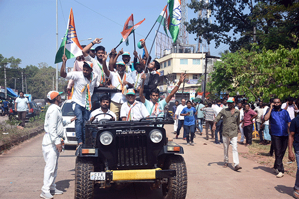 ಮಂಗಳೂರು: ಮತ ಎಣಿಕೆ ಕೇಂದ್ರದ ಎದುರು ಸಂಭ್ರಮಾಚರಣೆ