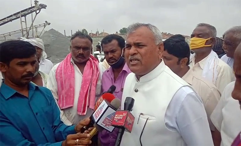 ಕೋಲಾರ : ಸಚಿವರ ಸಮ್ಮುಖದಲ್ಲೇ ಬಿಜೆಪಿ ಸಂಸದ - ಕಾಂಗ್ರೆಸ್ ಶಾಸಕರ ನಡುವೆ ಮಾತಿನ ಚಕಮಕಿ