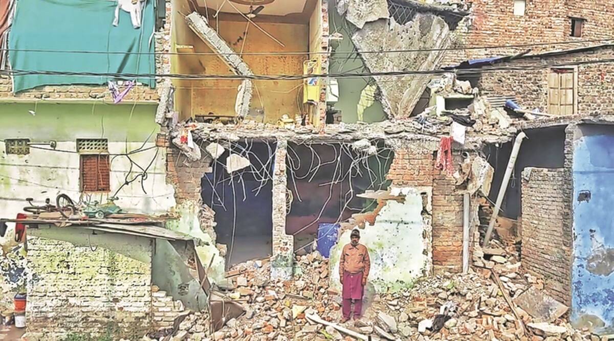 ಮನೆ ಕಳೆದುಕೊಂಡ ರಫೀಕ್ ಕುಟುಂಬಕ್ಕೆ ತನ್ನ ಮನೆಯಲ್ಲಿ ಆಸರೆ ನೀಡಿದ ಮೀರಾ ಬಾಯಿ