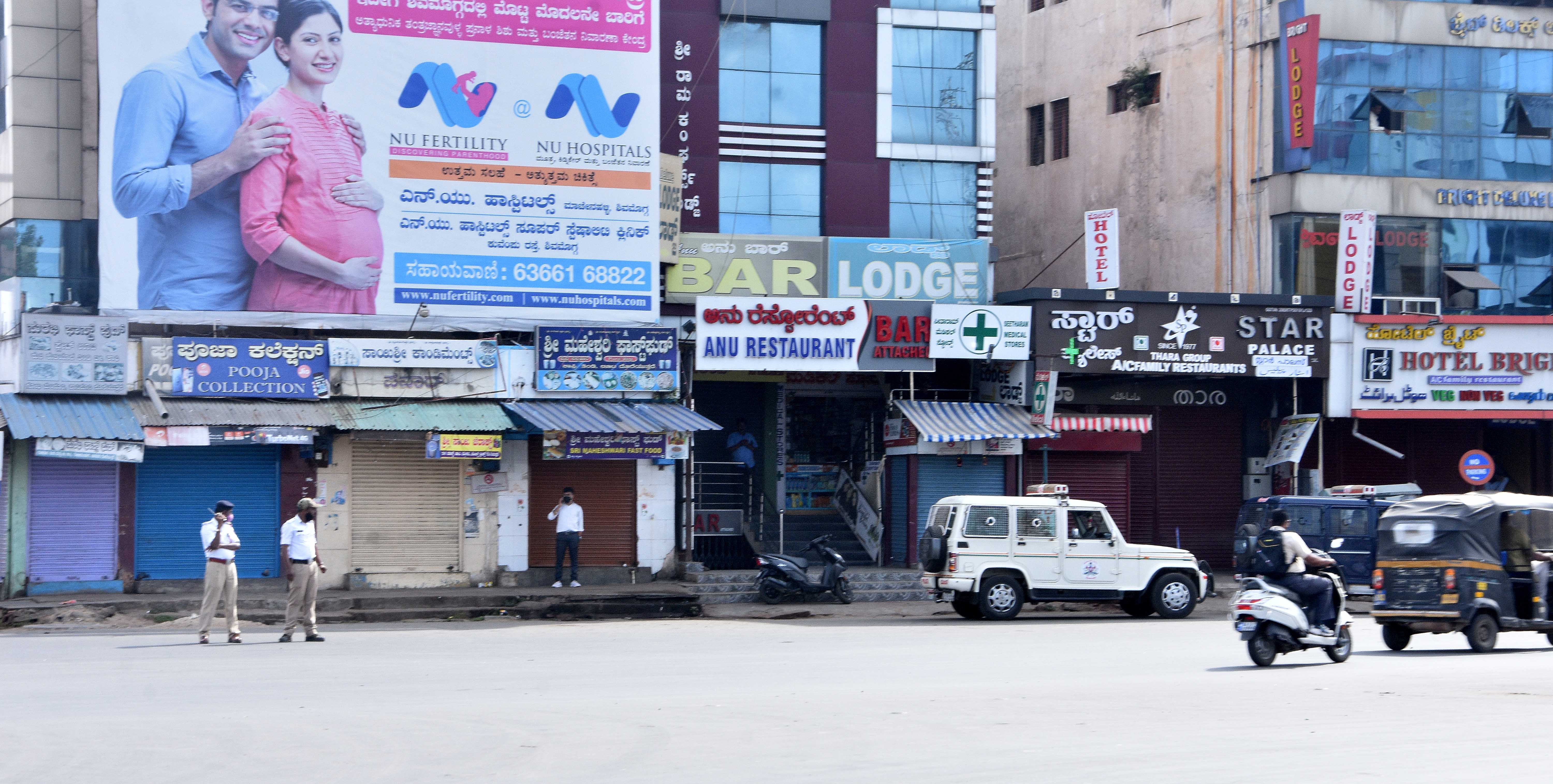 ಸಹಜ ಸ್ಥಿತಿಯತ್ತ ಮುಖ ಮಾಡಿದ ಶಿವಮೊಗ್ಗ: ಅಂಗಡಿ ಮುಗ್ಗಟ್ಟುಗಳು ಬಂದ್