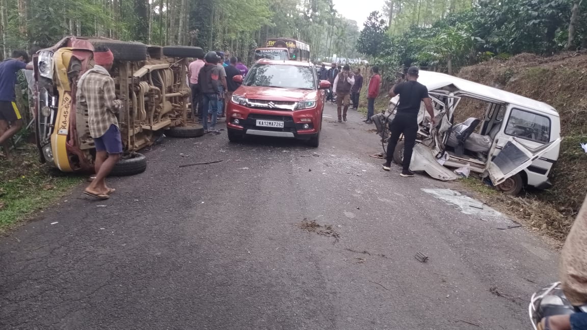 ಓಮ್ನಿ- ಗೂಡ್ಸ್ ವಾಹನದ ನಡುವೆ ಅಪಘಾತ: ಇಬ್ಬರು ಮೃತ್ಯು, ಮತ್ತಿಬ್ಬರಿಗೆ ಗಂಭೀರ ಗಾಯ