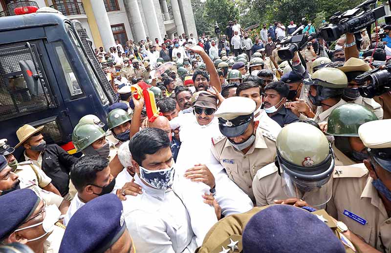 ಪ್ರತಿಭಟನೆಗಷ್ಟೆ ಸೀಮಿತಗೊಂಡ ಕರ್ನಾಟಕ ಬಂದ್: ಕೆಲವೆಡೆ ರಸ್ತೆ ತಡೆ, ಪೊಲೀಸರ ಜೊತೆ ವಾಗ್ವಾದ