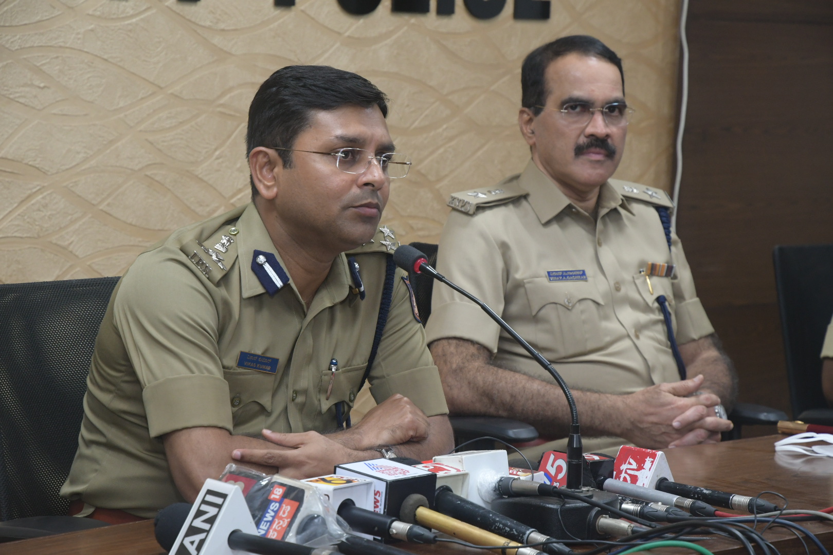 ಗೋಡೆ ಬರಹ ಪ್ರಕರಣ; ಪ್ರಚಾರಕ್ಕಾಗಿ ನಡೆದ ಕೃತ್ಯ, ಇಬ್ಬರು ಆರೋಪಿಗಳ ಬಂಧನ : ಕಮಿಷನರ್ ವಿಕಾಸ್ ‌ಕುಮಾರ್