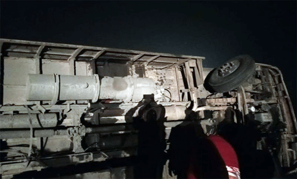 ಹಿರಿಯೂರಿನಲ್ಲಿ ಬಸ್ ಪಲ್ಟಿ: ಇಬ್ಬರು ಮೃತ್ಯು, ಐವರಿಗೆ ಗಾಯ