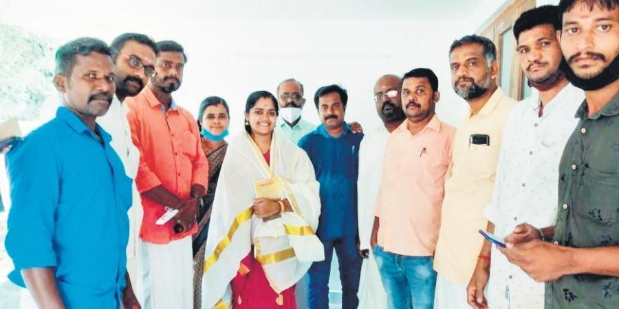 ಯೋಧನ ಜೀವ ಉಳಿಸಲು ಹೋಗಿ ಬಲಗೈ ಕಳೆದುಕೊಂಡಿದ್ದ ಮಹಿಳೆ ಈಗ ಕೇರಳದ ಪಂಚಾಯತ್ ಚುನಾವಣೆಯ ಅಭ್ಯರ್ಥಿ