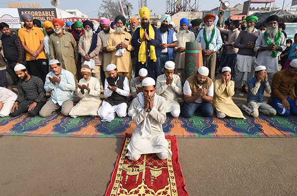 ನಮಾಝ್ ನಿರ್ವಹಿಸುತ್ತಿದ್ದ ಮುಸ್ಲಿಂ ರೈತರ ಜತೆ ಒಗ್ಗಟ್ಟು ಪ್ರದರ್ಶಿಸಿದ ಸಿಖ್ ರೈತರು