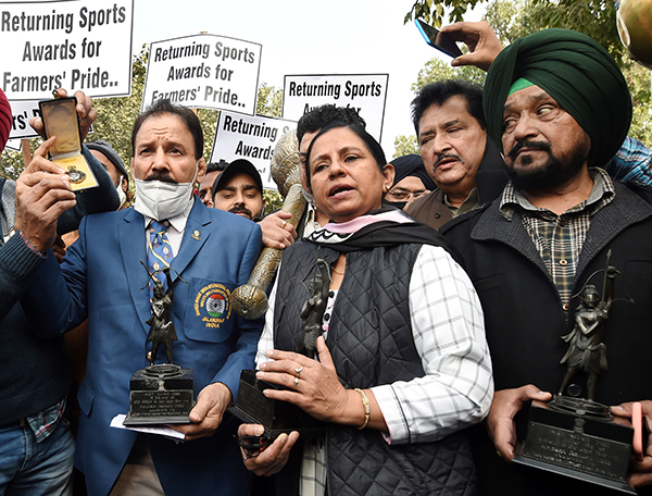 ಪ್ರಶಸ್ತಿ ಹಿಂದಿರುಗಿಸಲು ರಾಷ್ಟ್ರಪತಿ ಭವನಕ್ಕೆ ಕ್ರೀಡಾಪಟುಗಳು ನಡೆಸಿದ ರ‍್ಯಾಲಿಗೆ ಪೊಲೀಸ್ ತಡೆ