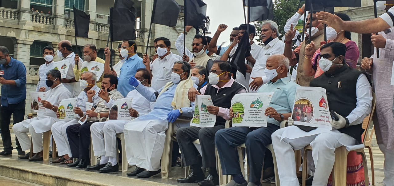 ಕೃಷಿ ಕಾಯ್ದೆಗಳಿಗೆ ವಿರೋಧ: ಕಪ್ಪು ಬಾವುಟ ಪ್ರದರ್ಶಿಸಿ ವಿಧಾನಸೌಧದ ಎದುರು ಕಾಂಗ್ರೆಸ್ ಪ್ರತಿಭಟನೆ