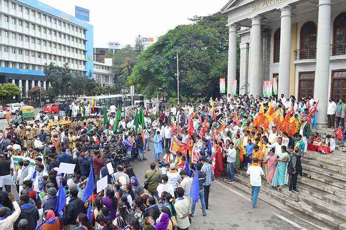 ಭಾರತ್ ಬಂದ್ಗೆ ರಾಜ್ಯದಲ್ಲಿ ಮಿಶ್ರ ಪ್ರತಿಕ್ರಿಯೆ: ಕೇಂದ್ರ ಸರಕಾರದ ವಿರುದ್ಧ ರೈತರ ರಣಕಹಳೆ