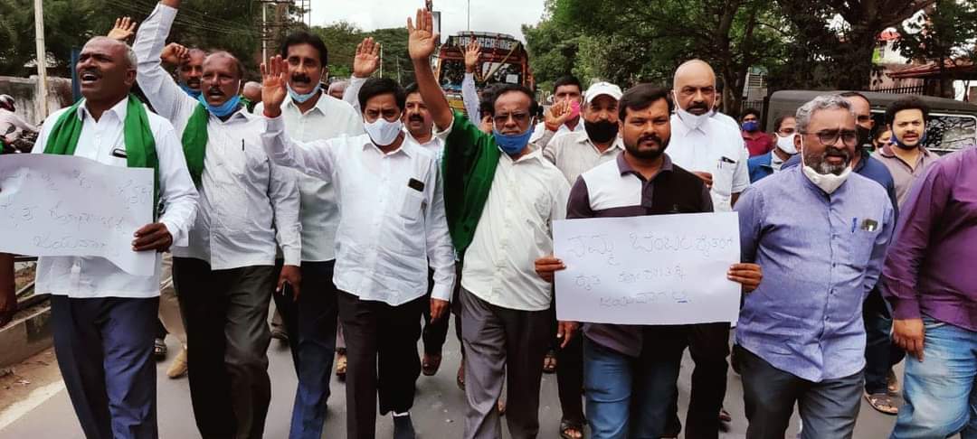 ಭಾರತ್ ಬಂದ್ ಬೆಂಬಲಿಸಿ ಕಾಂಗ್ರೆಸ್ ಪ್ರತಿಭಟನೆ: ಪಕ್ಷದ ಜಿಲ್ಲಾಧ್ಯಕ್ಷರೇ ಗೈರು !